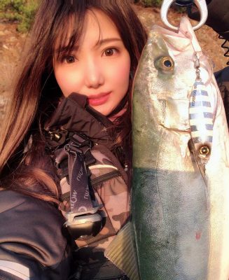 魚を釣る女性1