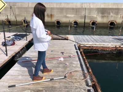 海上釣り堀で釣りをする女性2