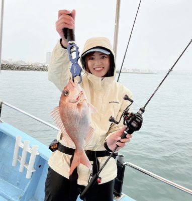 明石鯛を釣る女性