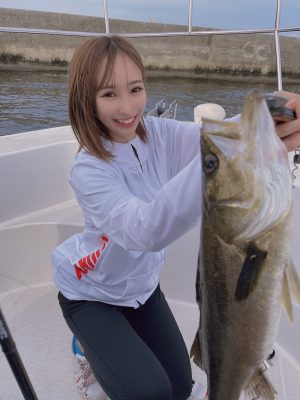 夏の釣りファッションで釣りを楽しむ女性