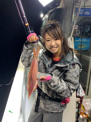 剣先イカを釣る釣りガール