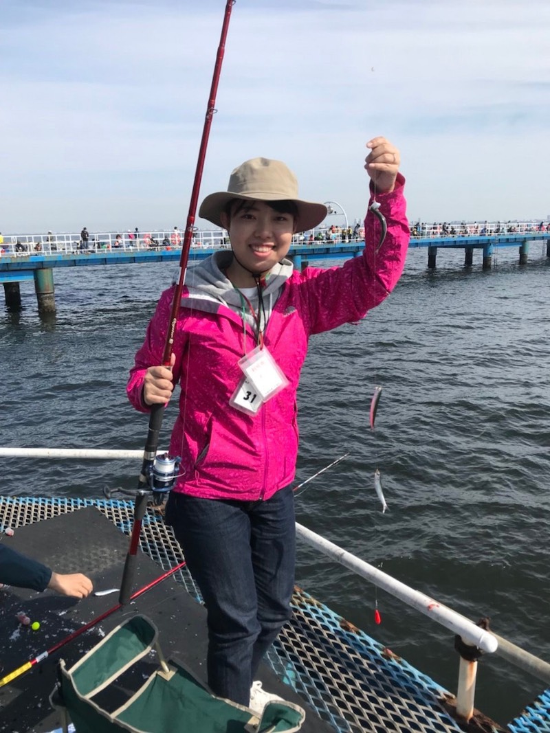 小さないわしを魚を釣る女性
