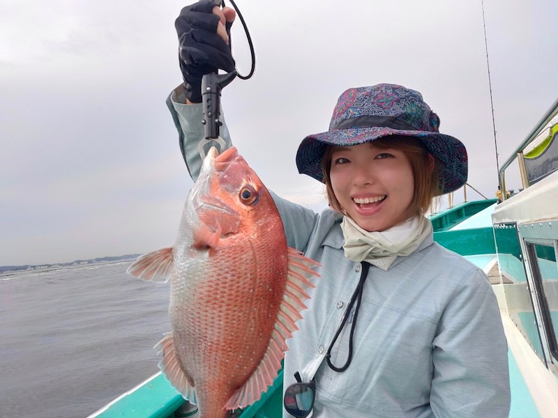 鯛を魚を釣る女性